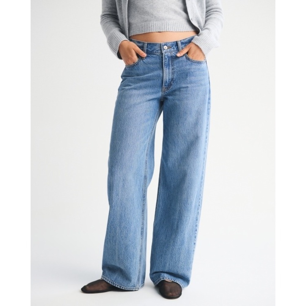 Abercrombie & Fitch Curve Love Low Rise Ultra Loose Jeans Light Wash Size 26